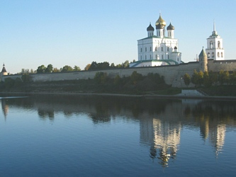 Западная стена древней Псковской крепости протянулась вдоль реки Великой, а восточная стена – вдоль Псковы реки. 