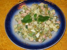 Salad with meat and peas