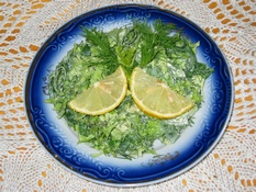 Lettuce Salad with lemon slices.